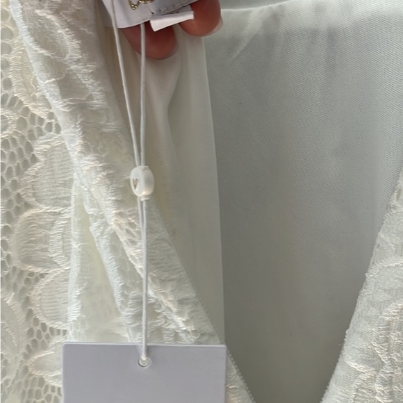 Lulu’s  BRAND NEW  wedding gown - Picture 4 of 7